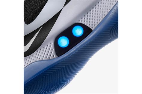 zelfstrikkende nike|Nike's release van Adapt BB, een zelfstrikkende .